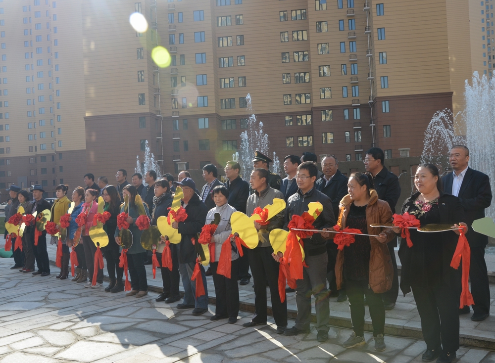 2013年10月25日，城發(fā)公司承建的呼市首個(gè)公租房小區(qū)——康居家園公租房交付使用。申請(qǐng)到公租房的百姓代表領(lǐng)了鑰匙。.JPG