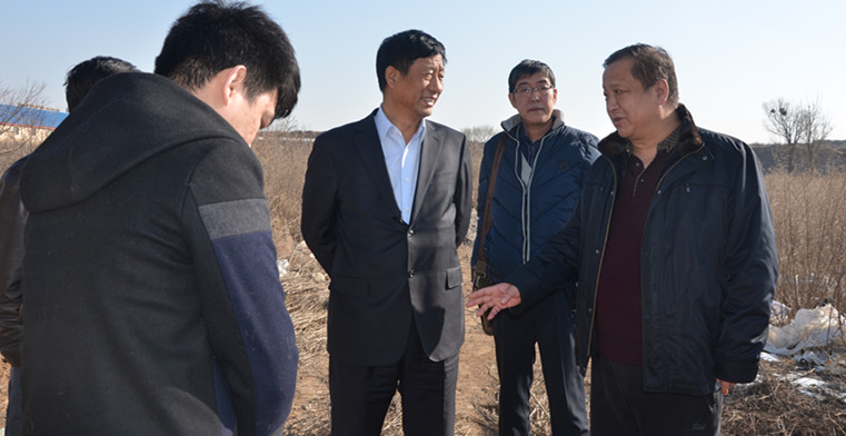 實(shí)地察看車站北街的斷頭路。.jpg